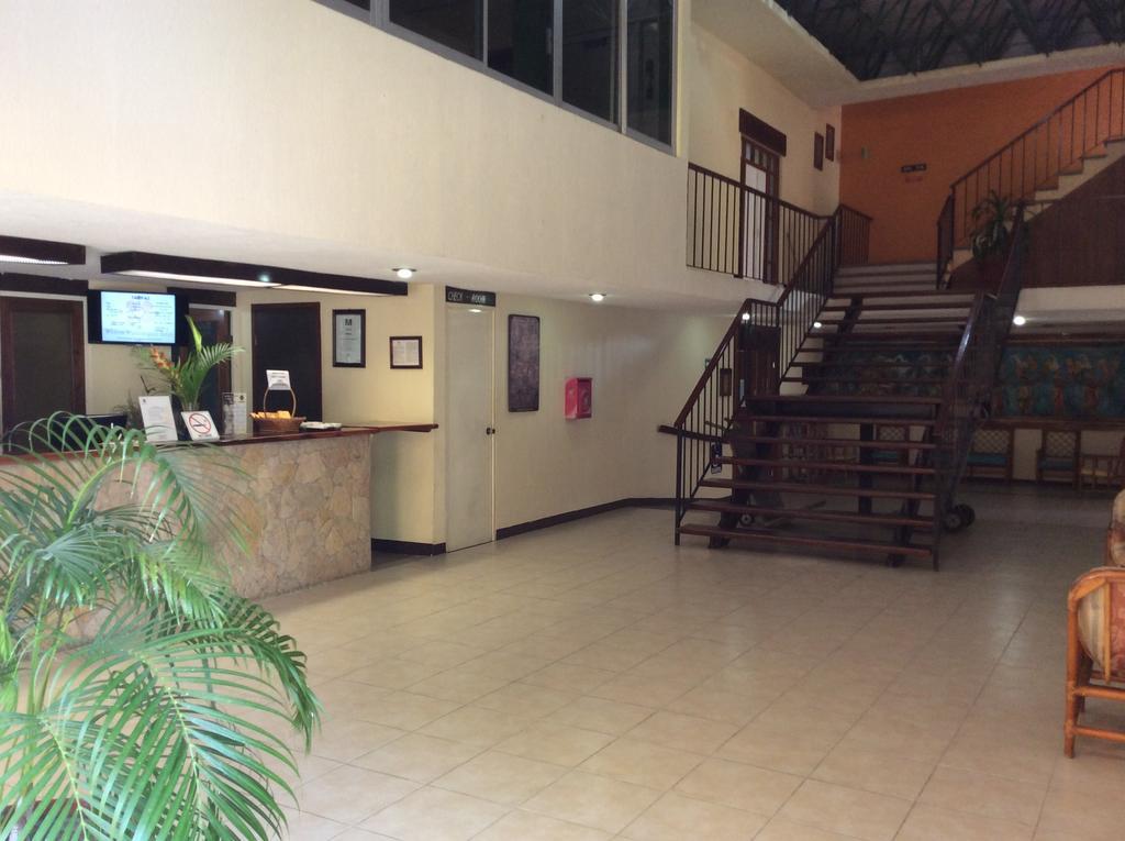 Hotel Plaza Palenque Bagian luar foto